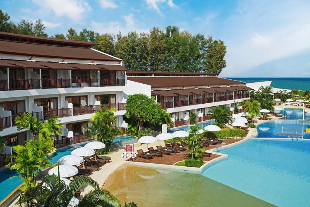 Der Swimmingpool an oder in der Nähe von Arinara Beach Resort Phuket - SHA Extra Plus