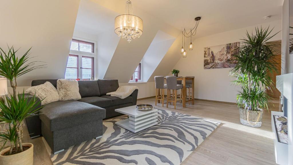 a living room with a couch and some plants at Altstadtapartment, 80 qm,2 Schlafzimmer,Parkplatz,Netflix in Cottbus