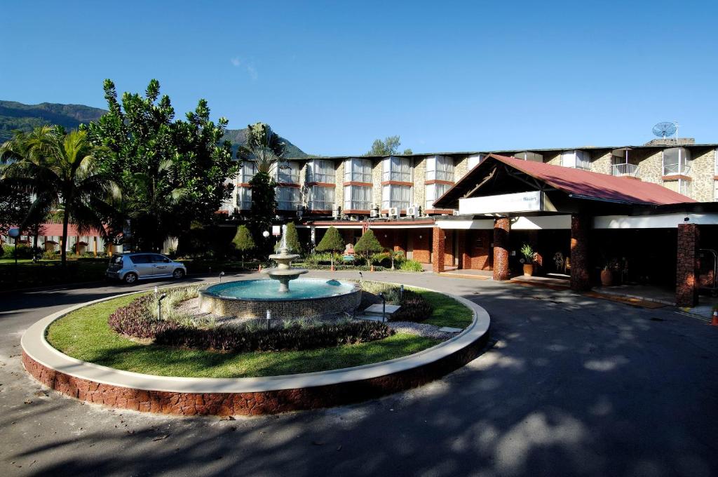 una fuente en medio de una calle frente a un edificio en Berjaya Beau Vallon Bay Resort & Casino en Beau Vallon