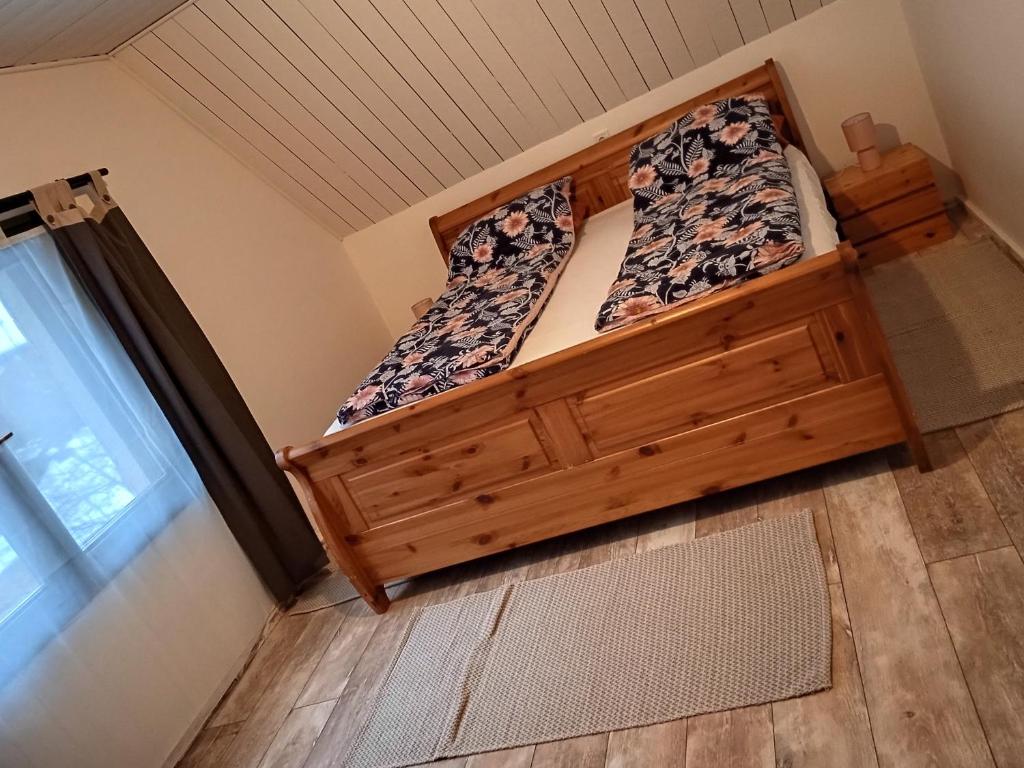 a twin bed in a room with at Kispatak Erdei Ház in Verőce