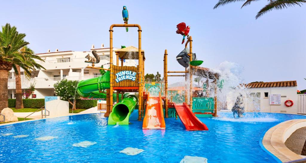 ein Wasserpark mit einer Wasserrutsche in einem Becken in der Unterkunft Globales Los Delfines in Cala en Blanes
