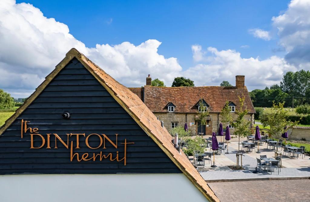 um edifício com um sinal que lê a eternidade do jantar em The Dinton Hermit em Dinton