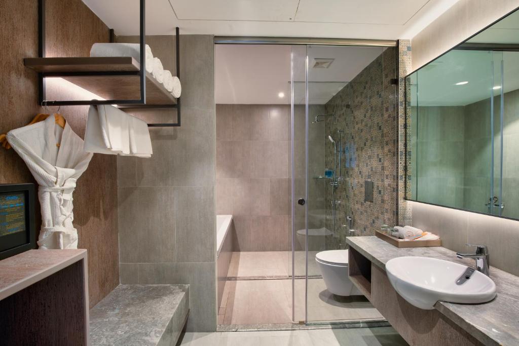 Koupelna v ubytování Amoravida By 7 Apple Resorts, Goa
