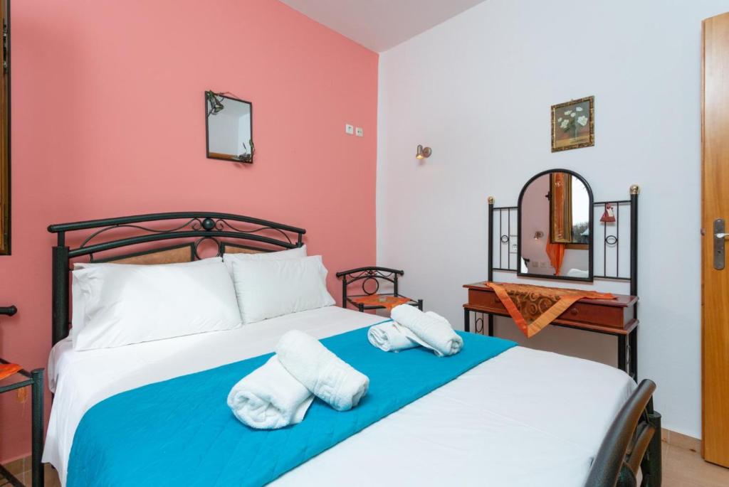 A bed or beds in a room at Villa Garifallia