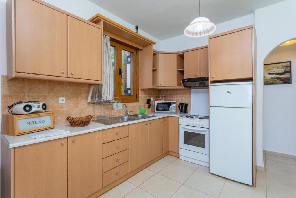 A kitchen or kitchenette at Villa Garifallia
