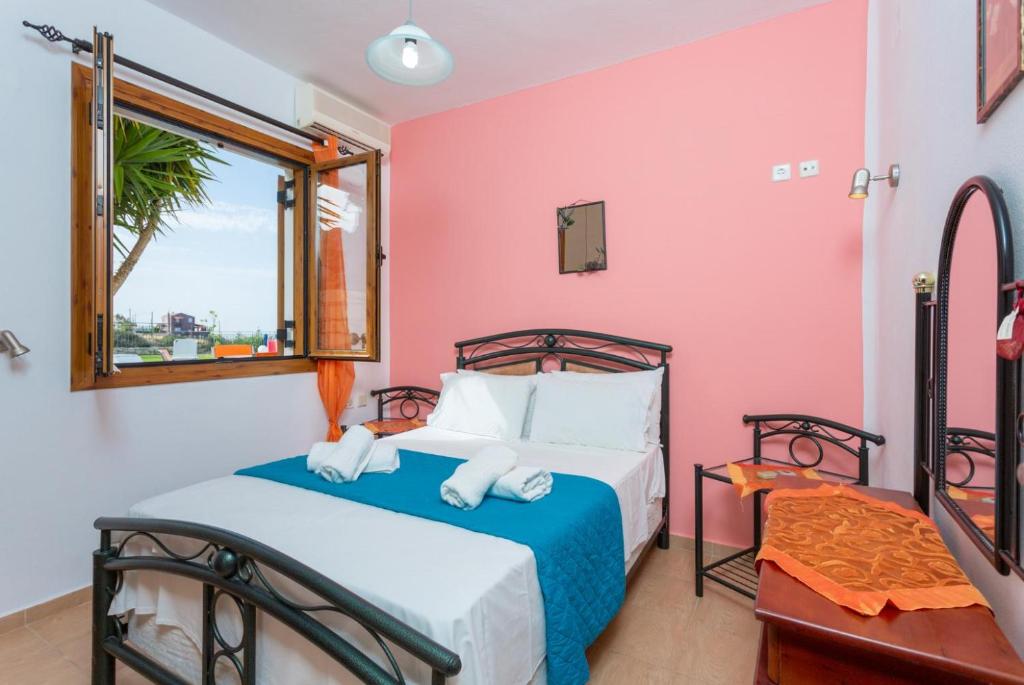 A bed or beds in a room at Villa Garifallia