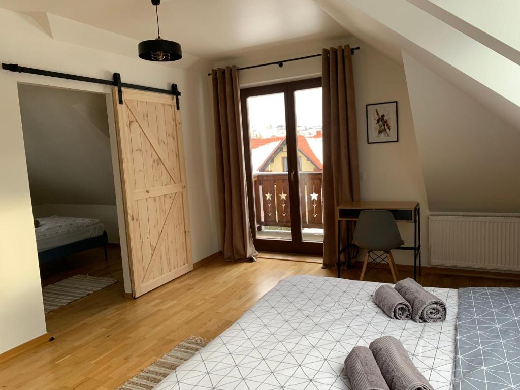 Posteľ alebo postele v izbe v ubytovaní Apartament Słoneczna Rapsodia - blisko Parku Zdrojowego - piękny widok - ogród - taras