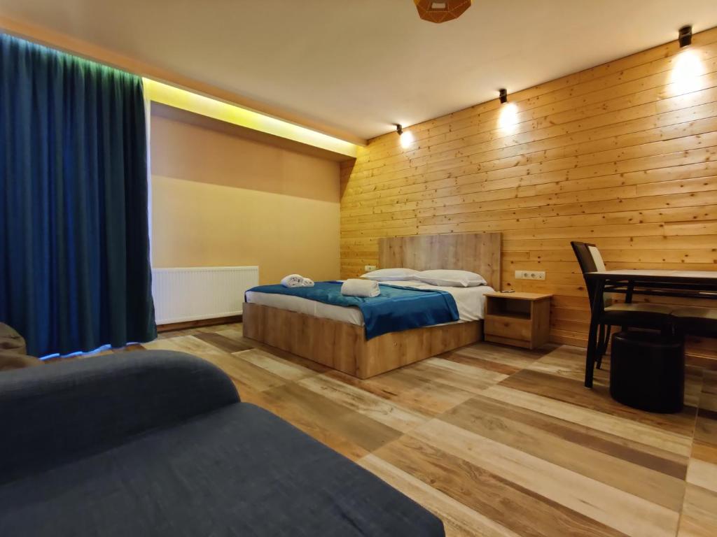 - une chambre avec un lit et une table dans l'établissement New Gudauri Loft2 #433, à Goudaouri