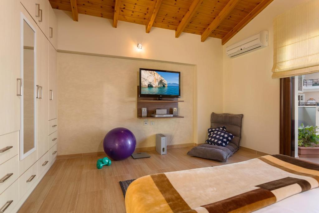 Televízia a/alebo spoločenská miestnosť v ubytovaní Evdokia's Home