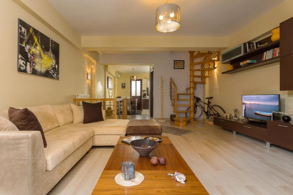 Televízia a/alebo spoločenská miestnosť v ubytovaní Evdokia's Home