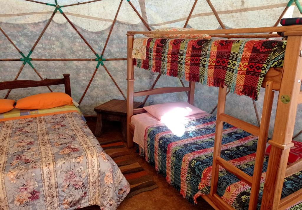Postelja oz. postelje v sobi nastanitve La Pacha Eco-Finca Glamping