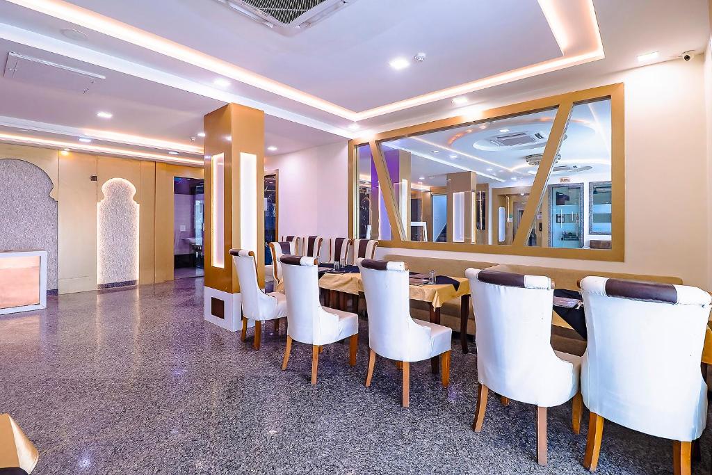 Posezení v ubytování FabHotel Swess Grand