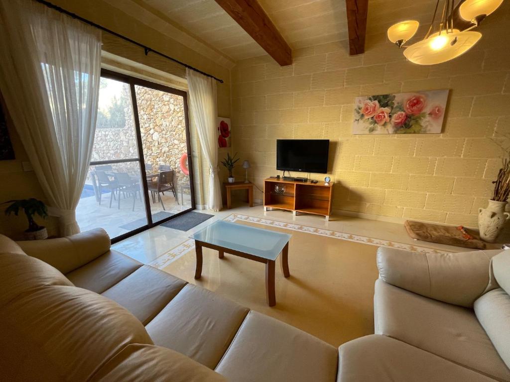 TV a/nebo společenská místnost v ubytování Gilju B&B