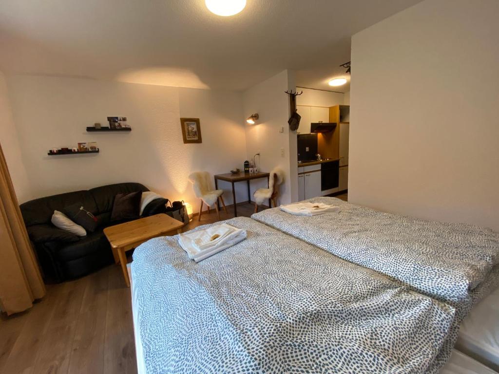 Postel nebo postele na pokoji v ubytování Haus Alpalin - adjacent studios 'Mischabel', cosy, central