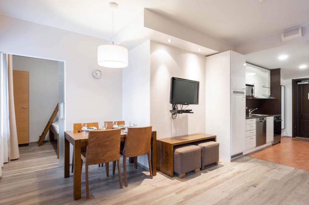 TV a/nebo společenská místnost v ubytování Ski-Inn RukaVillage