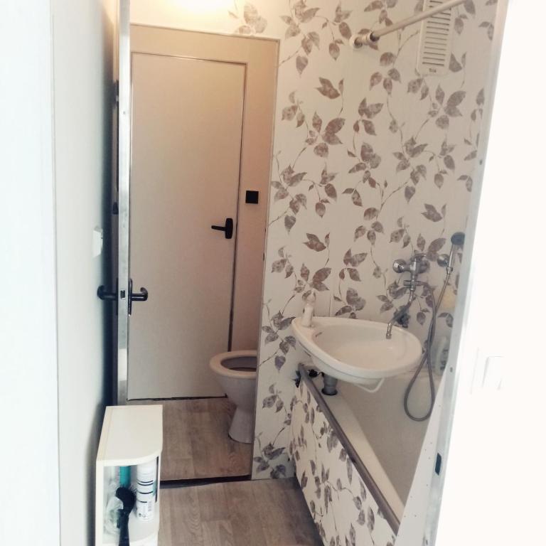 łazienka z umywalką i toaletą w obiekcie Apartmán BlueA w Igławie