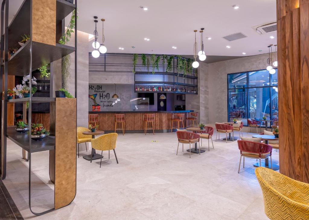 Un restaurante o sitio para comer en Calyptus Kirman Premium - Ultra All Inclusive