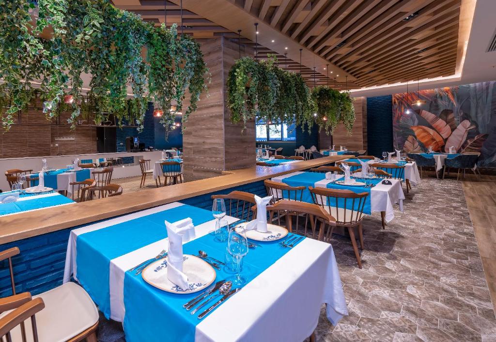 Un restaurante o sitio para comer en Calyptus Kirman Premium - Ultra All Inclusive