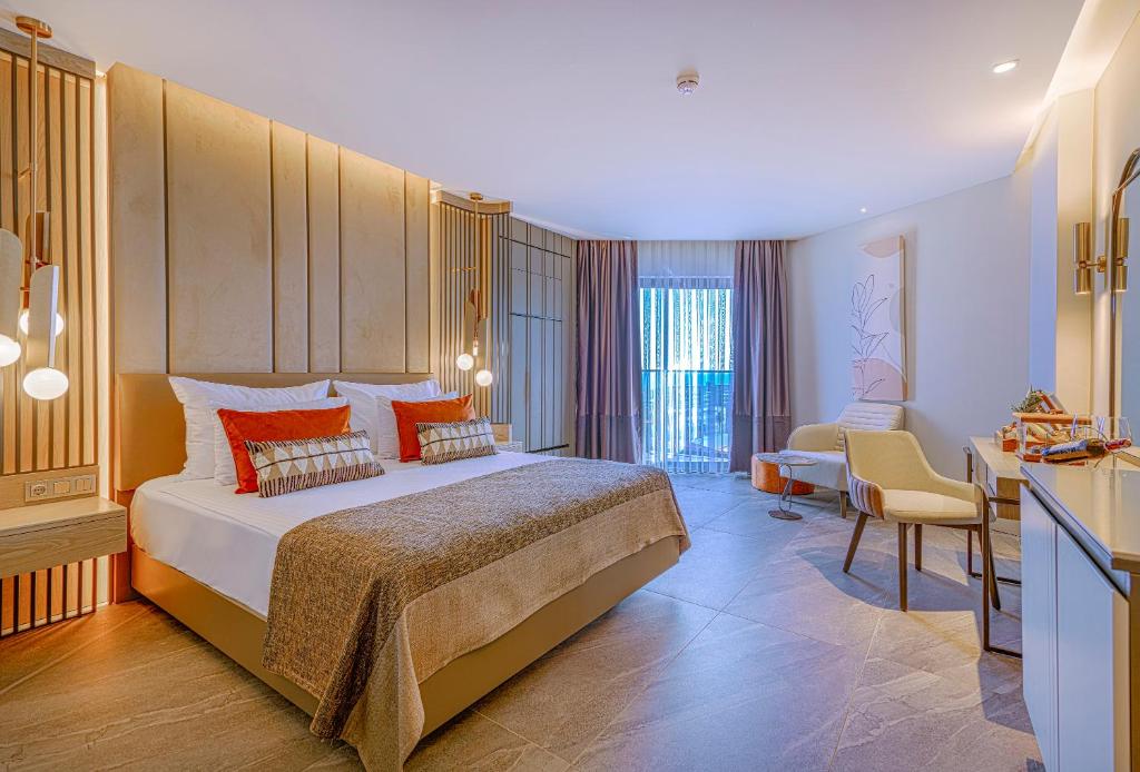 una habitación de hotel con una cama y un escritorio en Calyptus Kirman Premium - Ultra All Inclusive, en Side