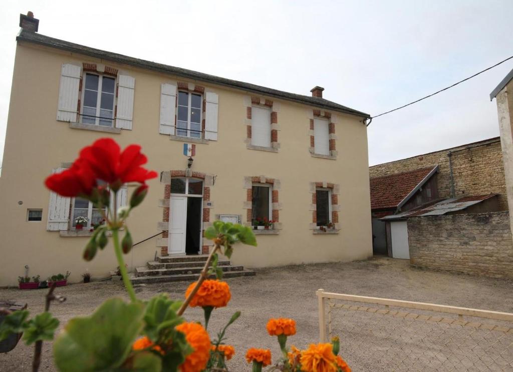 una casa con un patio frente a ella en La Chaussée de l'Etang, en Marcenay