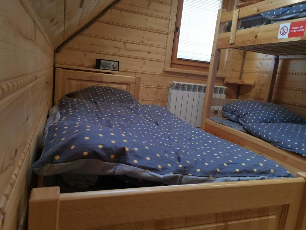 Posteľ alebo postele v izbe v ubytovaní Štýlový Zrub Martina B s pieckou a kúpacou kaďou!