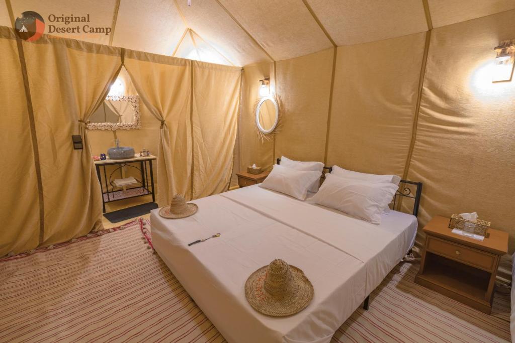 Postel nebo postele na pokoji v ubytování Original Desert Camp