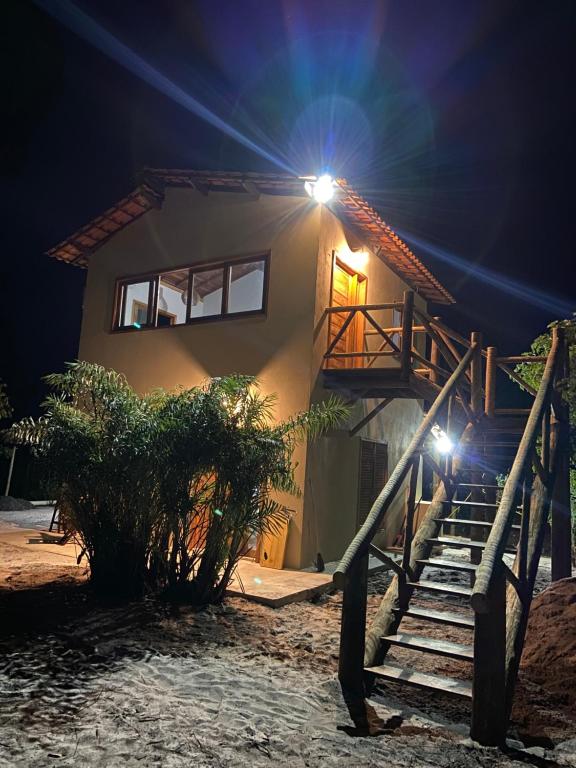 巴拉大的住宿－Villa Bromélia - Barra Grande，一座房子,晚上有楼梯通往
