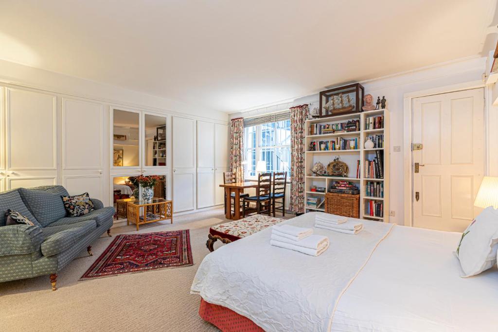 ロンドンにあるAttractive 2BR flat in Little Venice, Maida Valeのベッドルーム(大型ベッド1台付)、リビングルームが備わります。