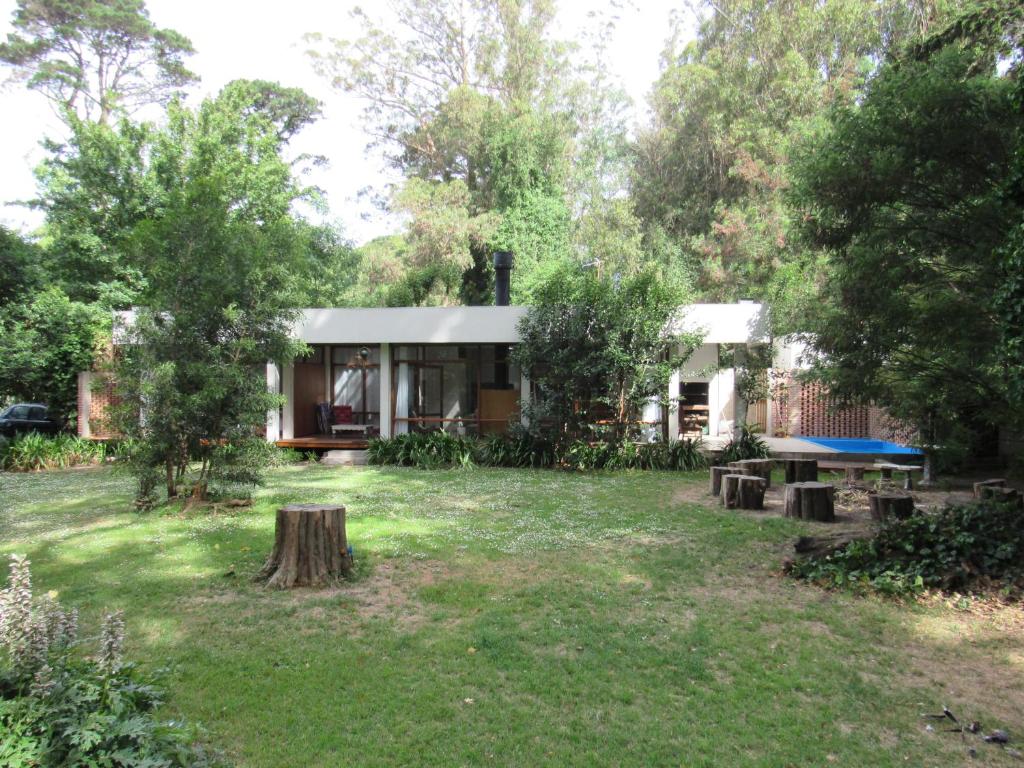ein Haus mitten im Garten in der Unterkunft Casa Las Margaritas in Mar del Plata