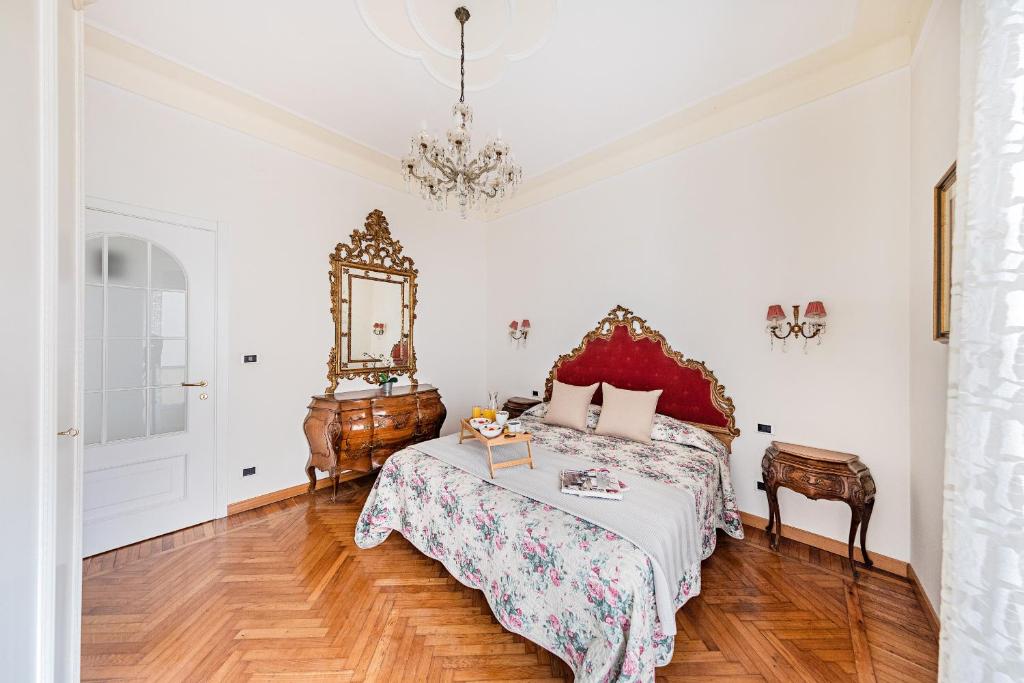 Łóżko lub łóżka w pokoju w obiekcie I Fiori 3-16 Apartment by Wonderful Italy