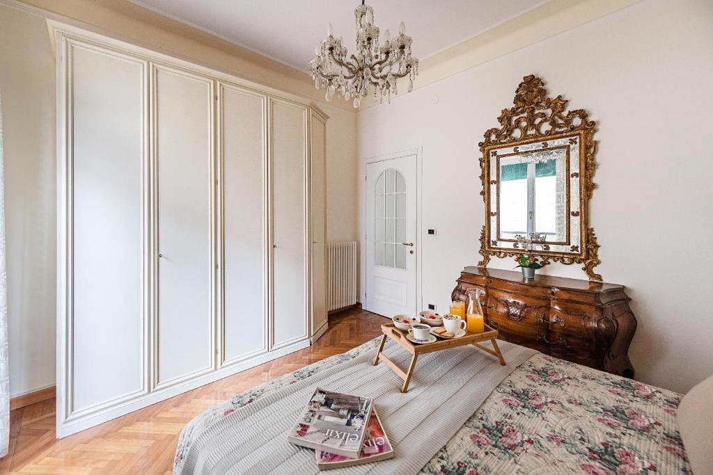 Łóżko lub łóżka w pokoju w obiekcie I Fiori 3-16 Apartment by Wonderful Italy