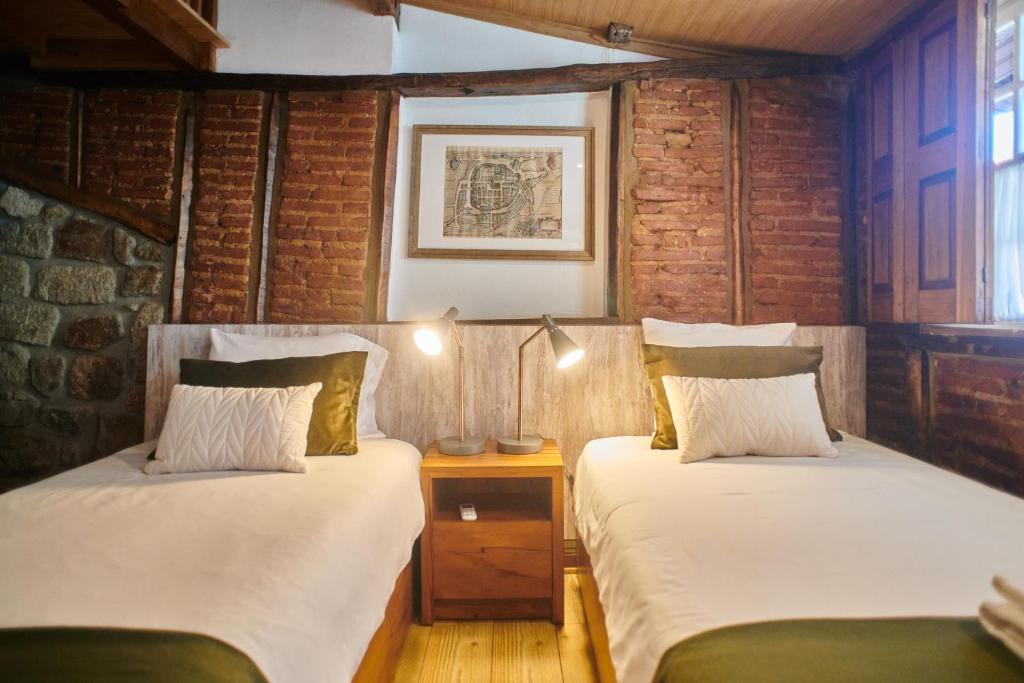 Casa da Praça Velha Guest House - 带私人浴室的三室