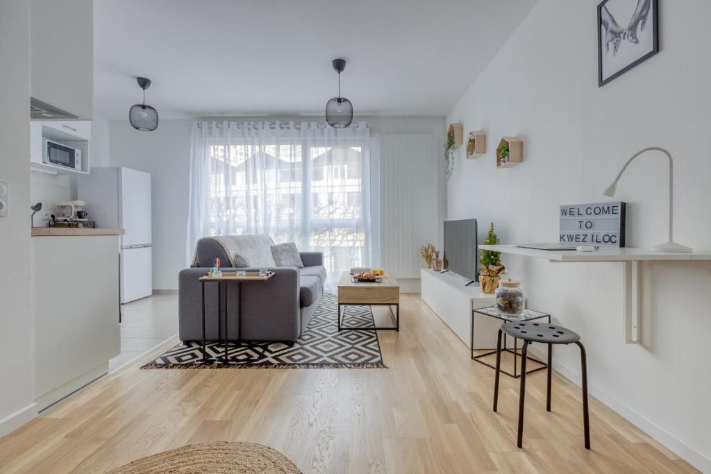 sala de estar con sofá y mesa en Superbe T2 COSY à 15mn de Paris, en Alfortville