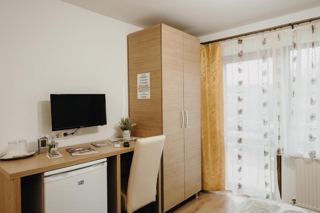 Pensiunea Alin - Double Room With Private Bathroom