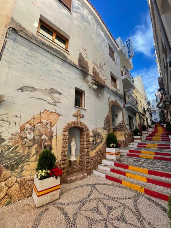 un edificio con un mural en el costado en Galeon Boutique Hotel, en Calpe