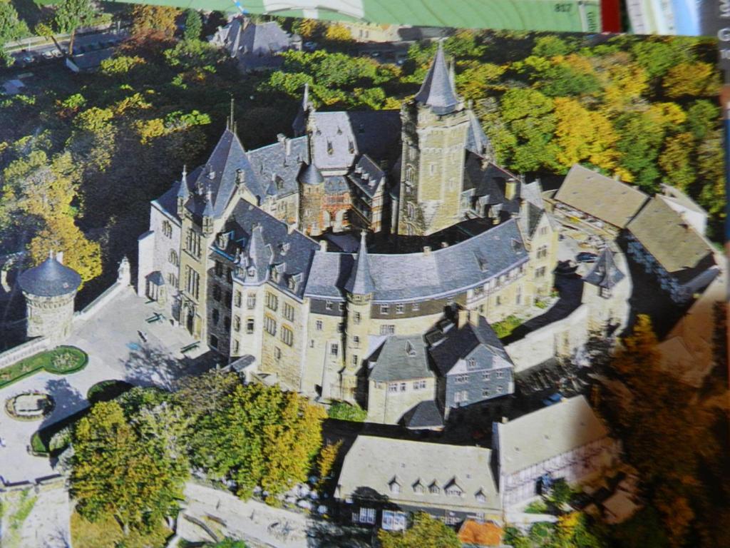 una vista aérea de un gran castillo en Ferienwohnung-Kutscherhaus, en Wernigerode