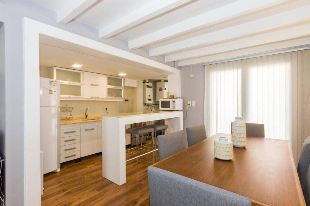 烏斯懷亞的住宿－Casa Dali，厨房以及带桌椅的用餐室。