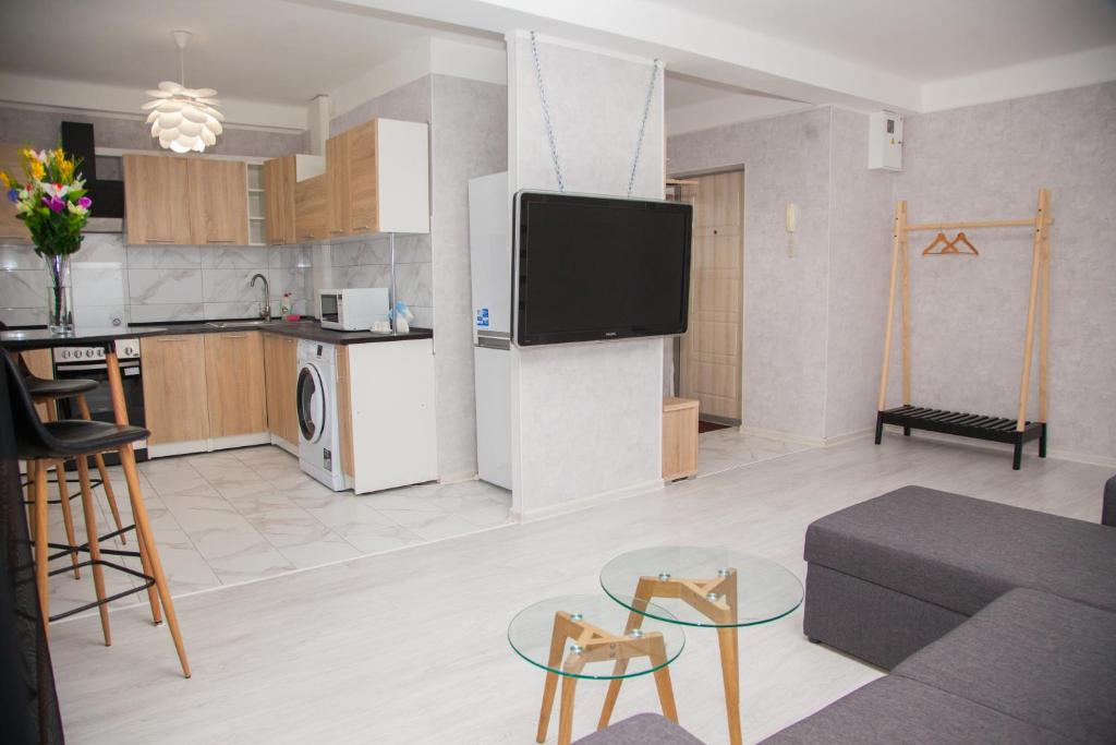 ザポリージャにある2 Rooms Luxury Apartment on Shkilna 34 Streetのリビングルーム(ソファ、テーブル付)、キッチンが備わります。