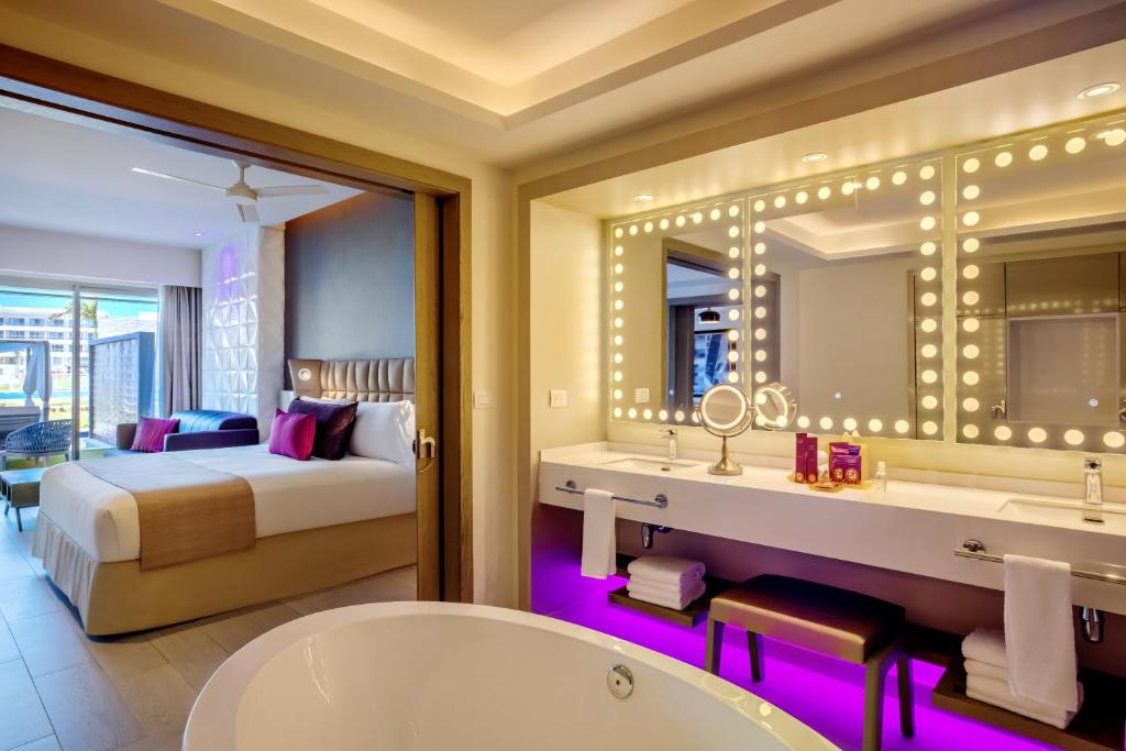 Planet Hollywood Cancun, An Autograph Collection All-Inclusive Resort - 星级导演套房一间卧室游泳