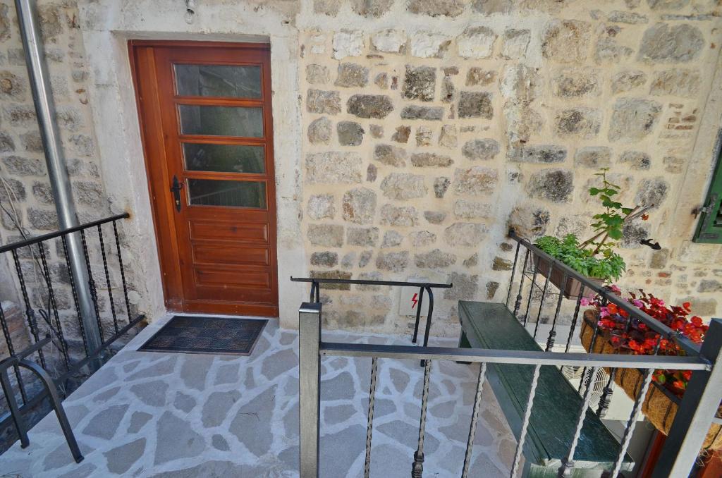 Un balcón o terraza en Apartments Historic Stone House