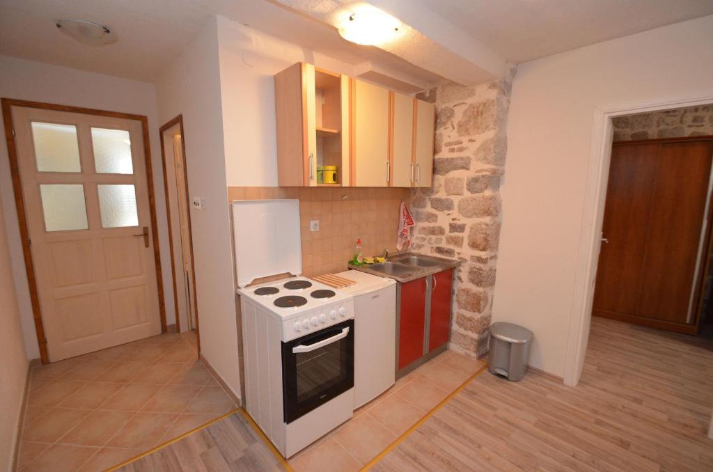 Una cocina o cocineta en Apartments Historic Stone House