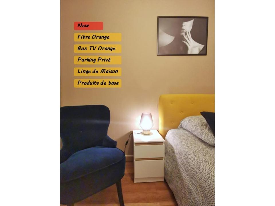 - une chambre avec un lit, une chaise et une lampe dans l'établissement Affaire - Ideal pour séjour 7-14-28 nuits, à Noisy-le-Grand