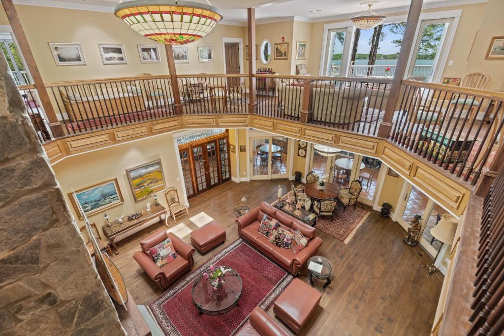 una vista aérea de una sala de estar con una escalera de caracol en Swanendele Inn en Ridge
