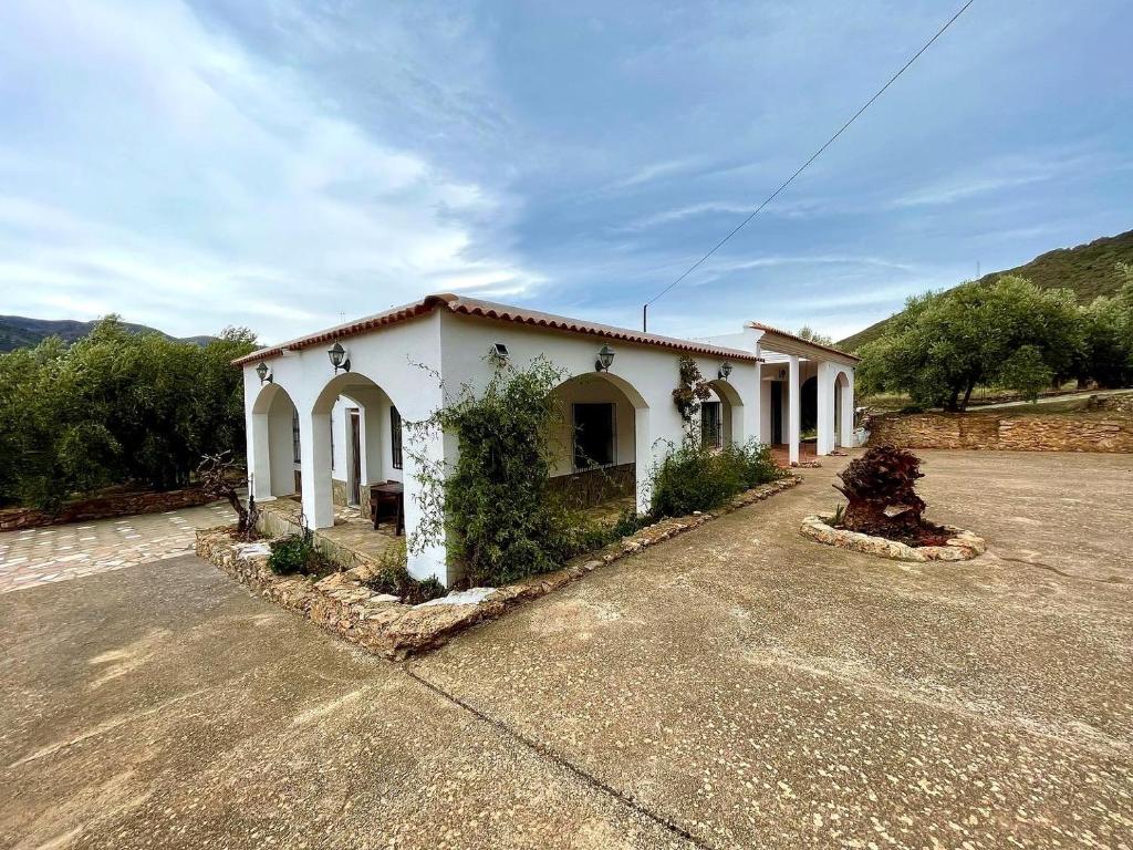 un pequeño edificio blanco con mucho en Casa Rural Los Caleros, en Fondón