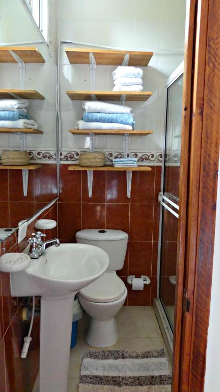 un bagno con un water e un lavandino di Villa Migelita Ecolodge a Palmira