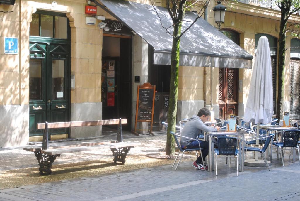 Reštaurácia alebo iné gastronomické zariadenie v ubytovaní Pension Aristizabal