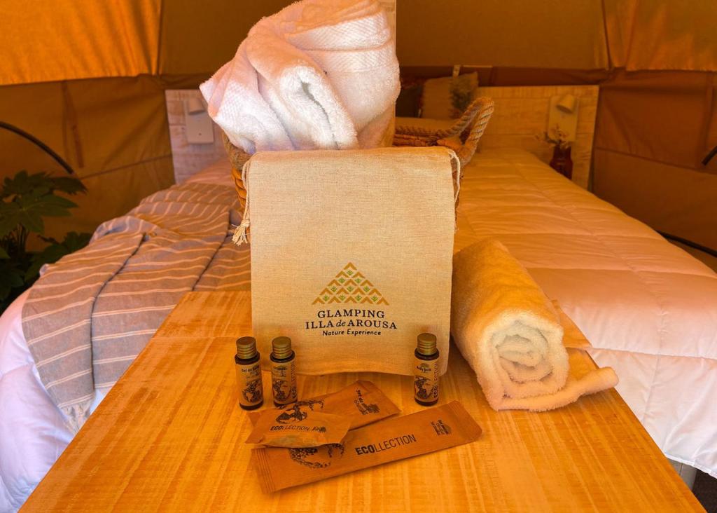 Postel nebo postele na pokoji v ubytování Glamping Illa de Arousa