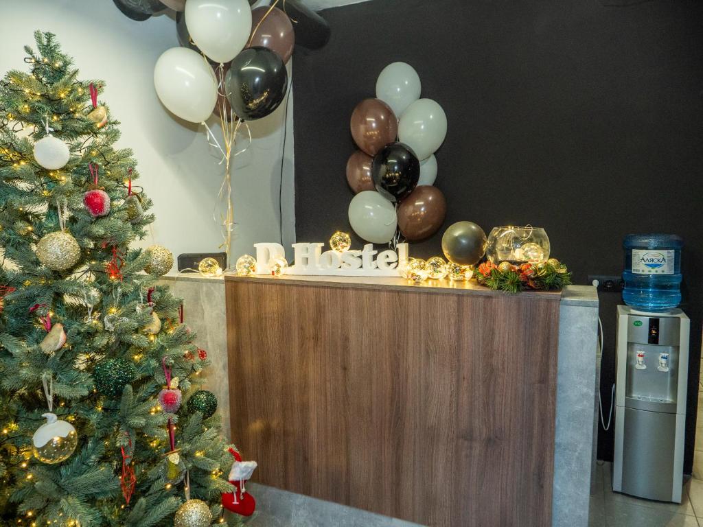 een kerstpodium met een kerstboom en ballonnen bij D - Hostel in Irpin'