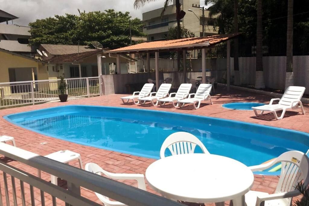 Bazén v ubytování Kit 6 Residencial Diego Marcelo nebo v jeho okolí