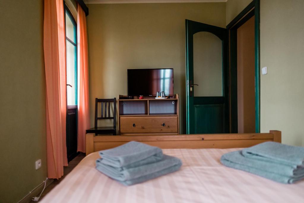 Postel nebo postele na pokoji v ubytování Na Kopečku AD 1795 - penzion s restaurací a wellness v Podkrkonoší